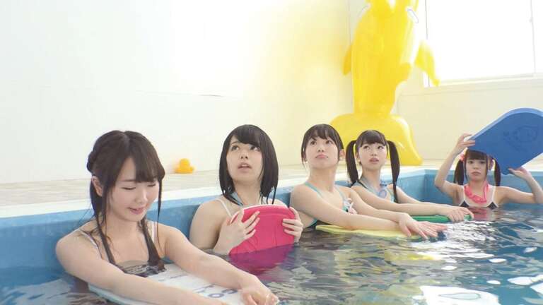 中出しスイミングスクールで指導を受ける少女たち